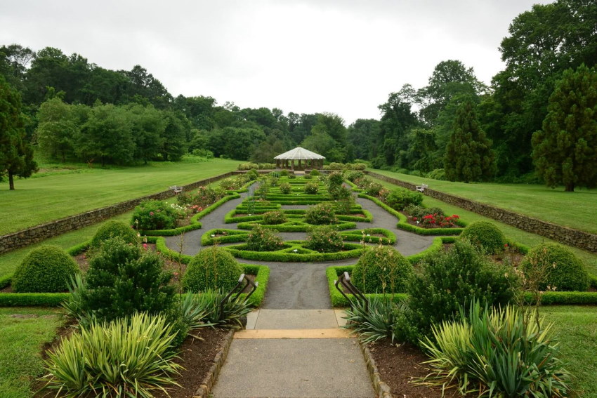 Image of a parterre at deep cut garden Middletown in NJ